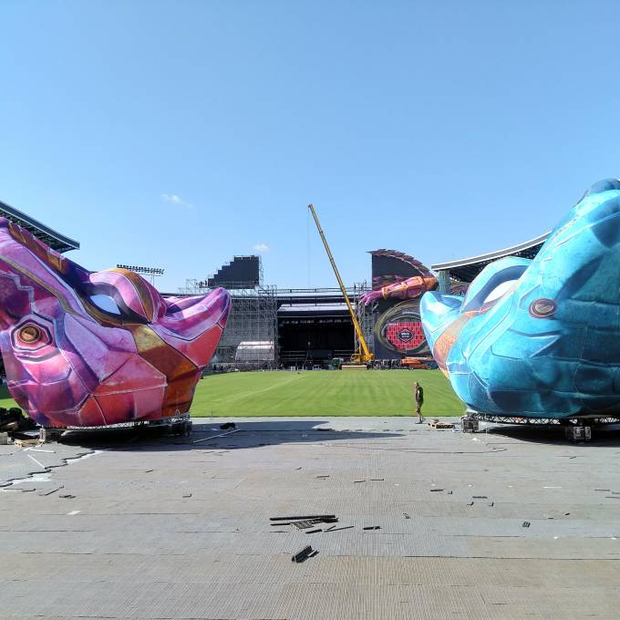 Large inflatable promotional material | X-Treme Creations inflating 2 giant 3D wolves heads on the ground as 3-dimensional decoration for Untold Festival Events  & Festivals  &  UNTOLD Festival Leisure Expert Group / 250K X-Treme Creations
