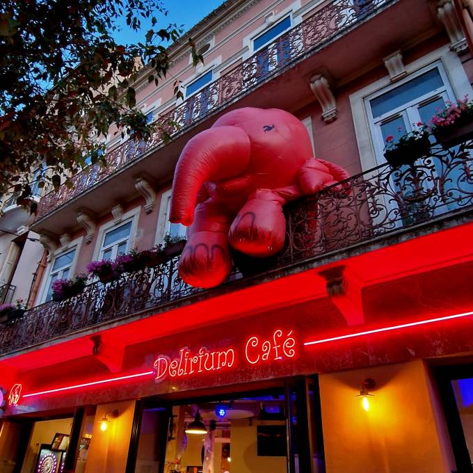 Large inflatable promotional material | X-Treme Creations inflatable giant pink elephant Delirium having a look from the balcony  POS/POP  & Promotion and gadgets  &  Huyghe Brewery X-Treme Creations