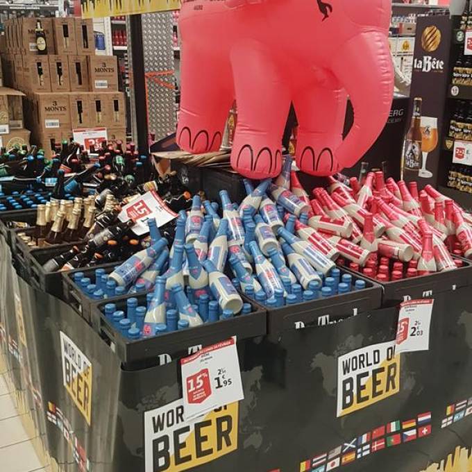 Groot opblaasbaar promotiemateriaal | X-Treme Creations Opblaasbare olifant 100 cm Delirium hangt in een verkooppunt van een Franse supermarkt POS/POP  & Promotie- en gadgetmateriaal  &  Huyghe Brewery X-Treme Creations