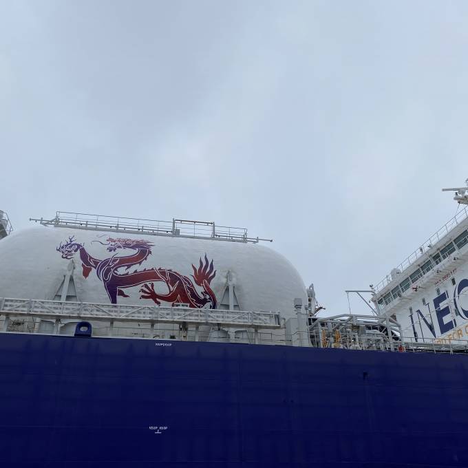 Large format print in every tint | X-Treme Creations 13 m long full color Dragon sticker on port side LNG ship JS Ineos Intrepid in the Fayard shipyard withouth scalfolding printed by Viskilter in Danmark Art and Design  & Corporate branding  &  Evergas X-Treme Creations