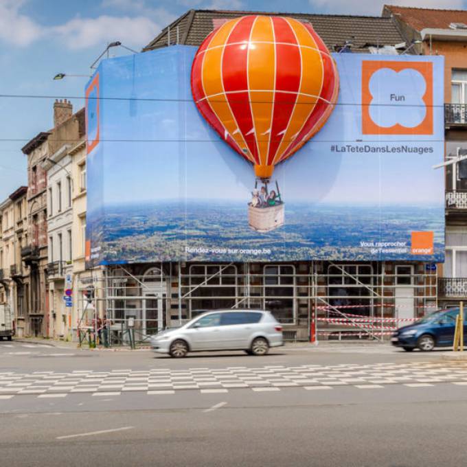 Groot opblaasbaar promotiemateriaal | X-Treme Creations Rood-oranje opblaasbare  luchtballon die in de muur zit door combinatie van 2D en 3D Bedrijfsidentiteit  & Merkactivatie  &  Orange Pop-Media X-Treme Creations