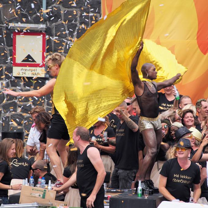Gonflables géants comme matériel de promotion | X-Treme Creations Danseurs exotiques sur un bateau pendant la Gay Pride d'Amsterdam Events  & POS/POP  & Festivals  & La renommée de la marque  &  Loetje Steakhouse X-Treme Creations